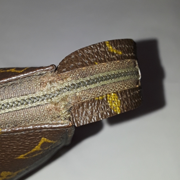 Louis Vuitton Toiletry Pouch - Picture 4 of 10